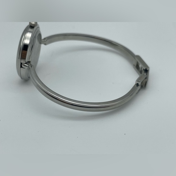 Gucci Women's Watch with Interchangeable Colored Bezels - Picture 7 of 10